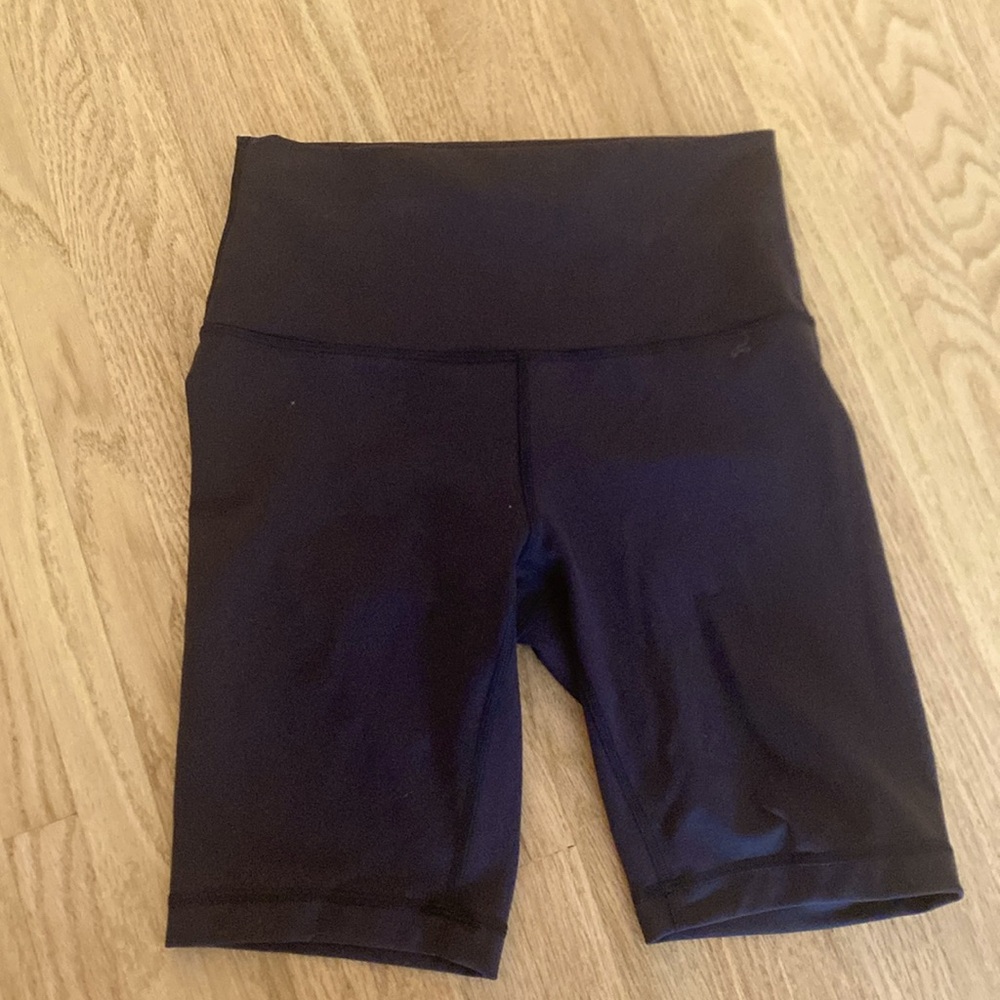 LuluLemon black bike shorts size 6. Length 8” to the knee.